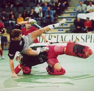 Nils war nicht der typische Torwart der auf seiner Linie stehen blieb. Hier 2001 im Finale der Deutschen Meisterschaft in Berlin